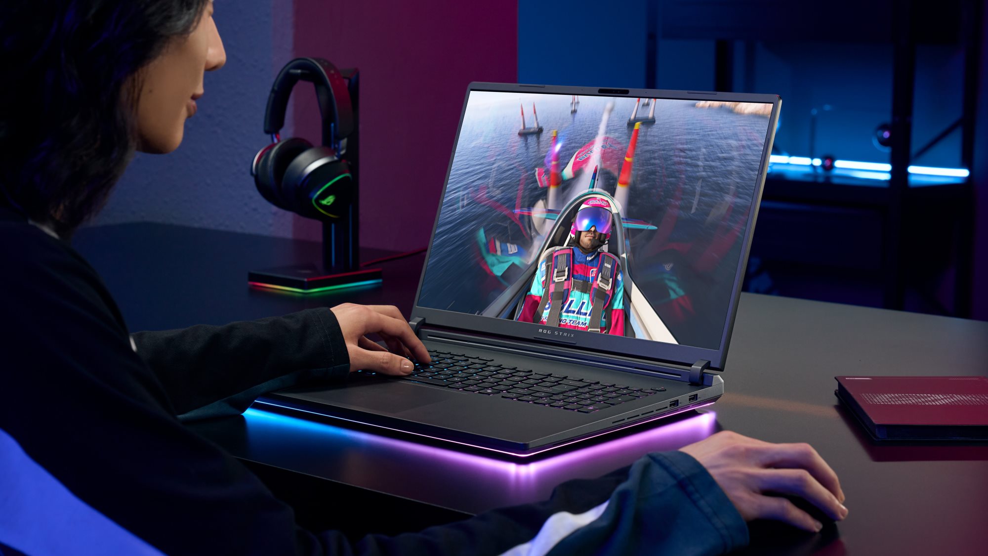 Мужчина играет на ноутбуке ROG Strix.